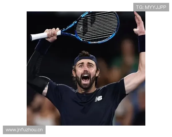 乔丹·汤普森开豪车出场，球场上可是街头风十足啊！